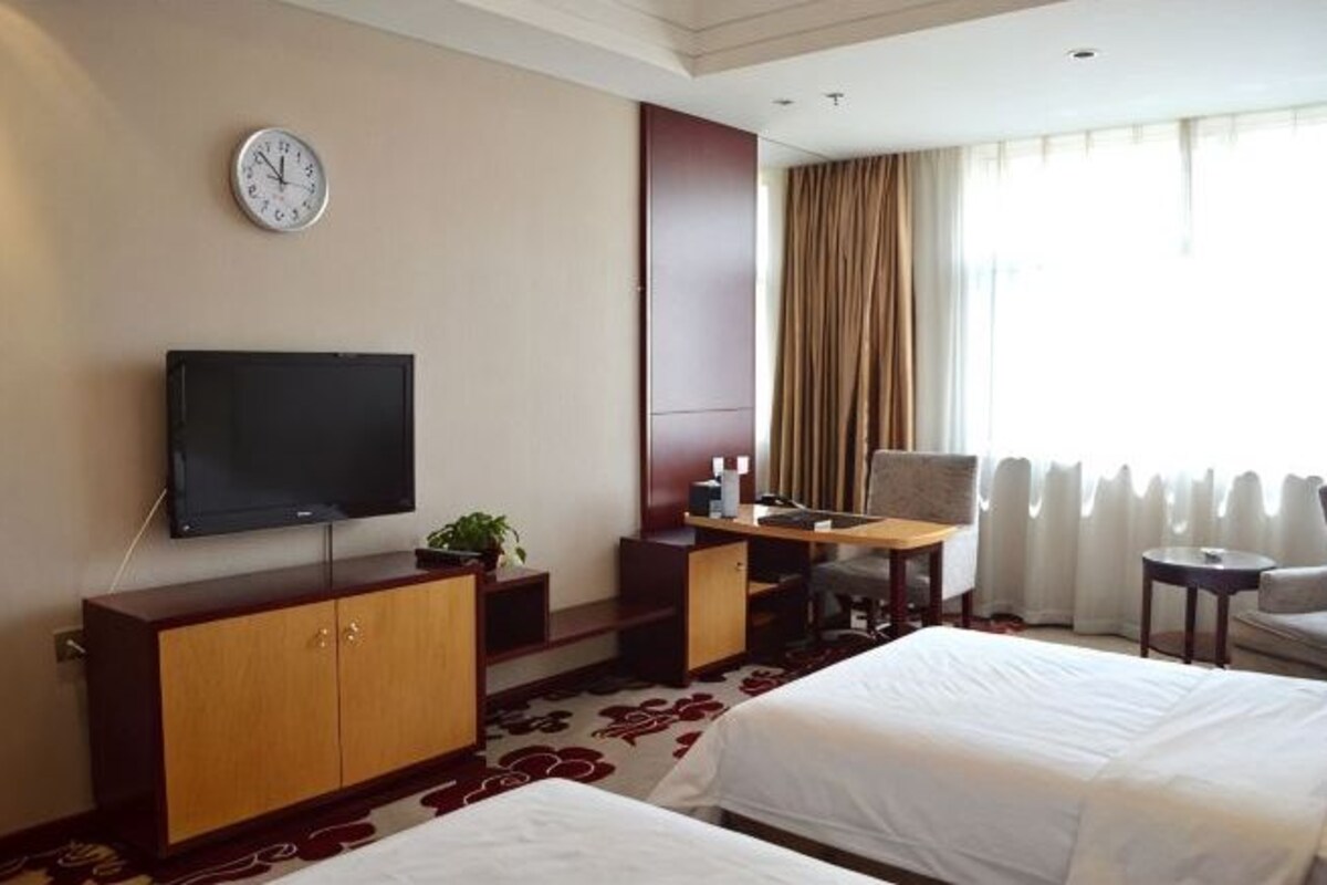 Minibar, in-room safe, alarm clocks