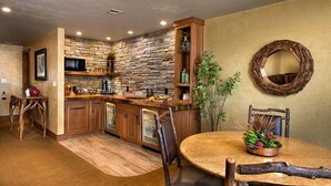 Loft superior | Cocineta privada | Cafetera y tetera, refrigerador, microondas y utensilios de cocina 