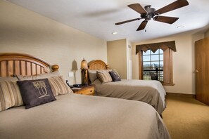 Premium bedding, down duvets, pillow-top beds, free minibar - The Keeter Center at College of the Ozarks (Hollister)