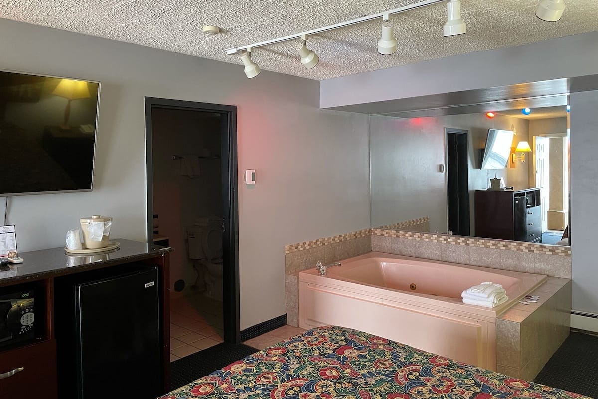 Jacuzzi Suite | In-room safe, free WiFi, bed sheets