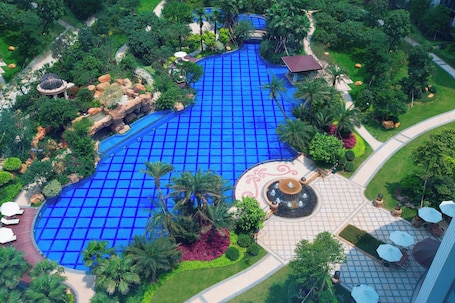 Una piscina techada, una piscina al aire libre