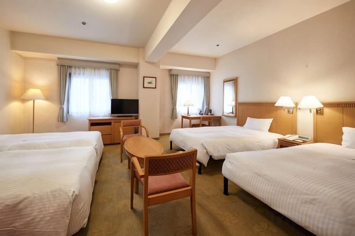 Premium bedding, desk, blackout drapes, soundproofing