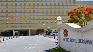 A large Pacific Hotel building with a sign indicating it is in Okinawa. - Pacific Hotel Okinawa (Naha)