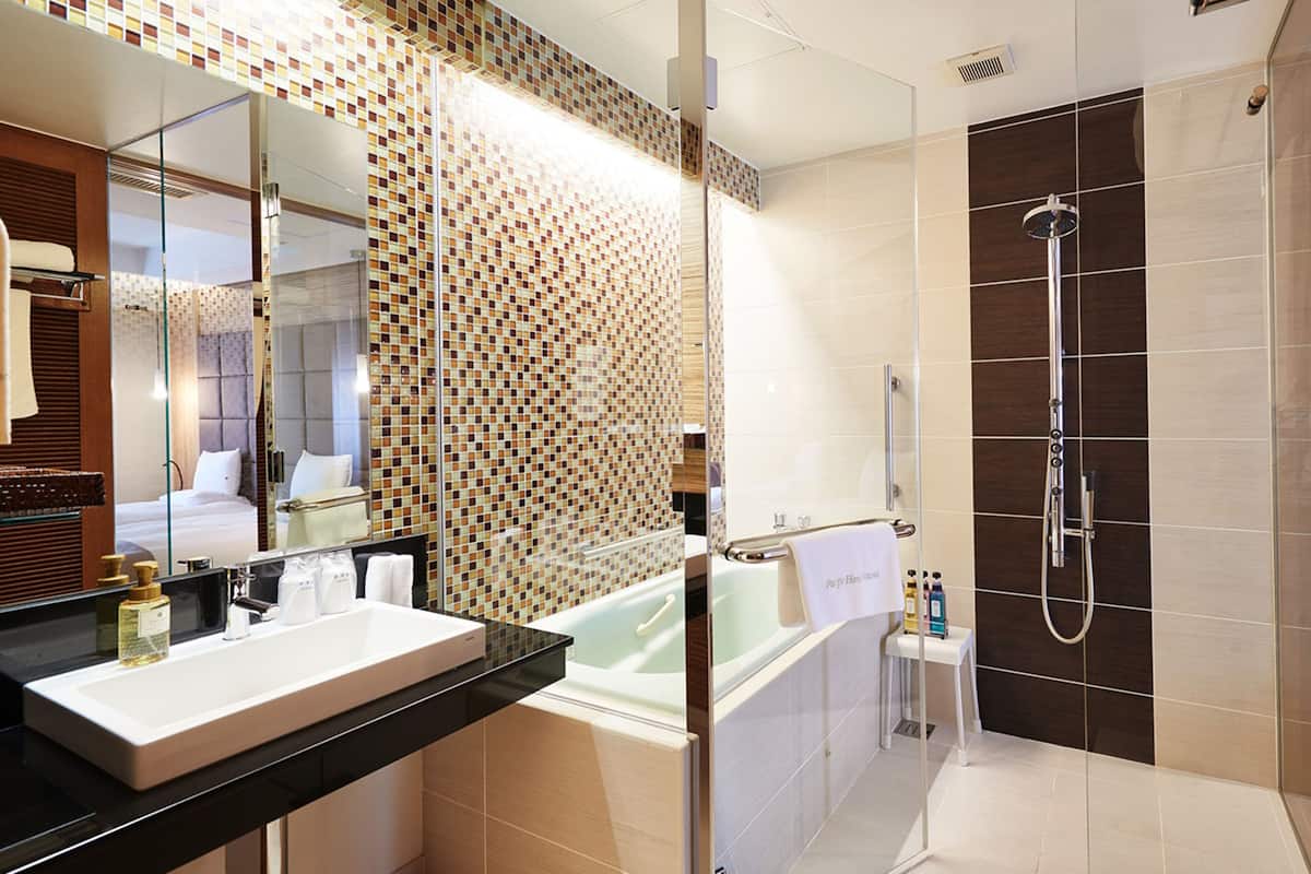 pacific suite, non smoking | bathroom | combined shower/bathtub, deep-soaking bathtub, free toiletries