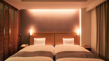 Ropa de cama de alta calidad, escritorio y cortinas blackout
