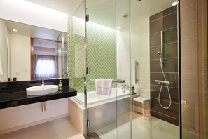 Pacific Premium Twin Room, Non Smoking | Bathroom | Combined shower/bathtub, deep-soaking bathtub, free toiletries