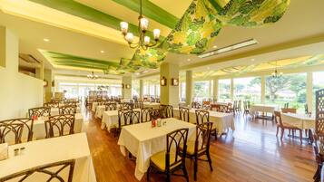 Daily buffet breakfast (JPY 1430 per person)