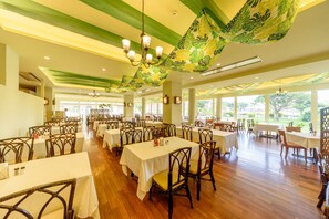 Daily buffet breakfast (JPY 1430 per person)