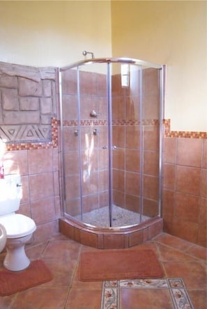 Douche, articles de toilette gratuits, sèche-cheveux