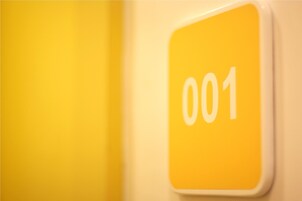 Primer plano de un cartel amarillo brillante con el número "001".