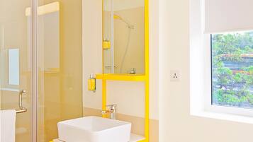 Ducha, artículos de tocador gratuitos, secador de pelo, toallas