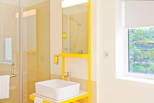 Duş, ücretsiz banyo/kozmetik ürünleri, saç kurutma makinesi, havlu
