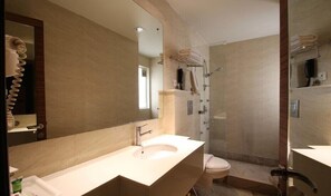 Superior-værelse - 1 kingsize-seng | Badeværelse | Bruser, gratis toiletartikler, hårtørrer, badekåber