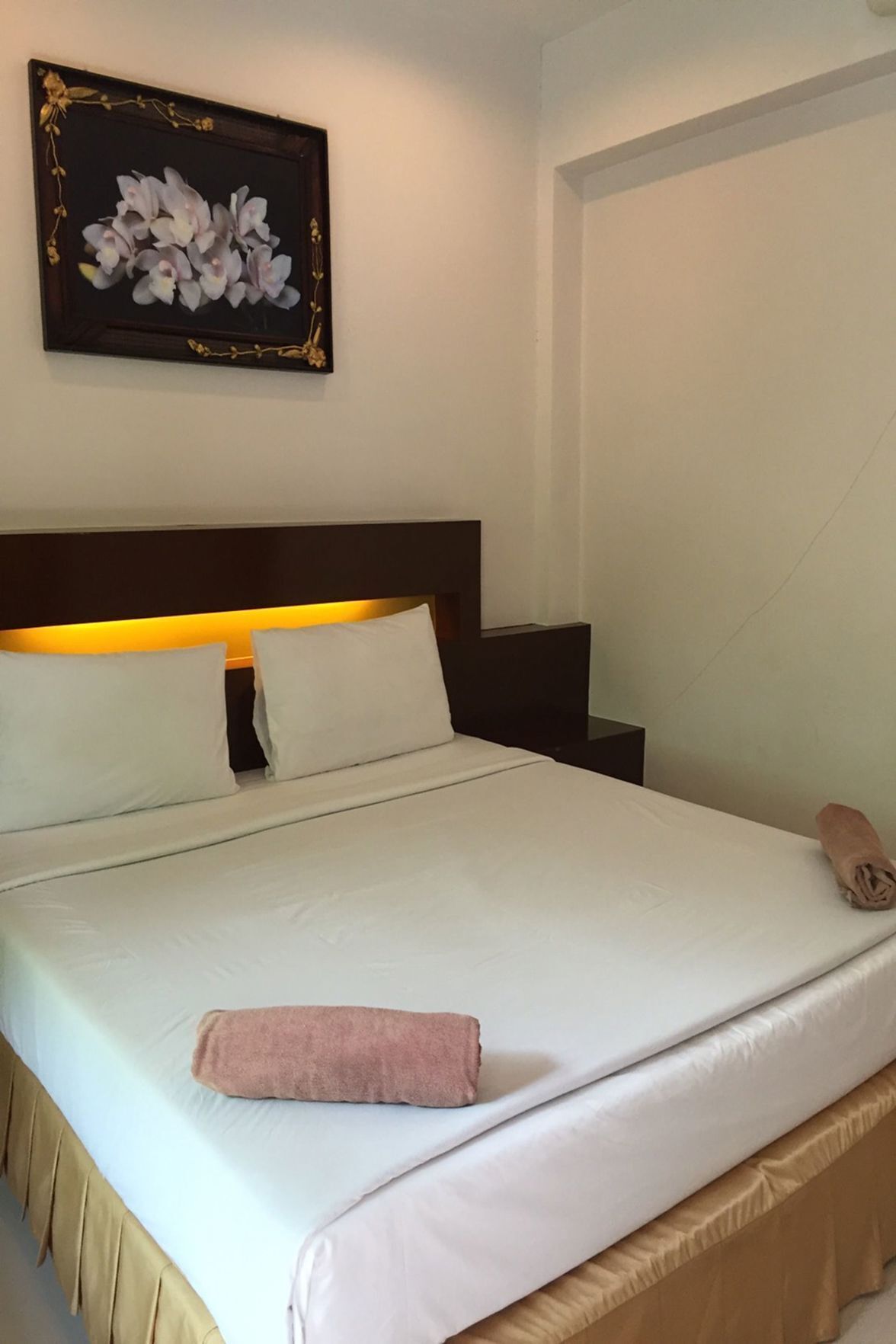 Free WiFi, bed sheets