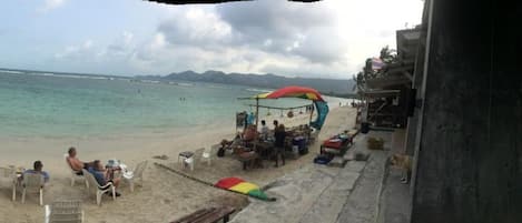 En la playa y playa de arena blanca