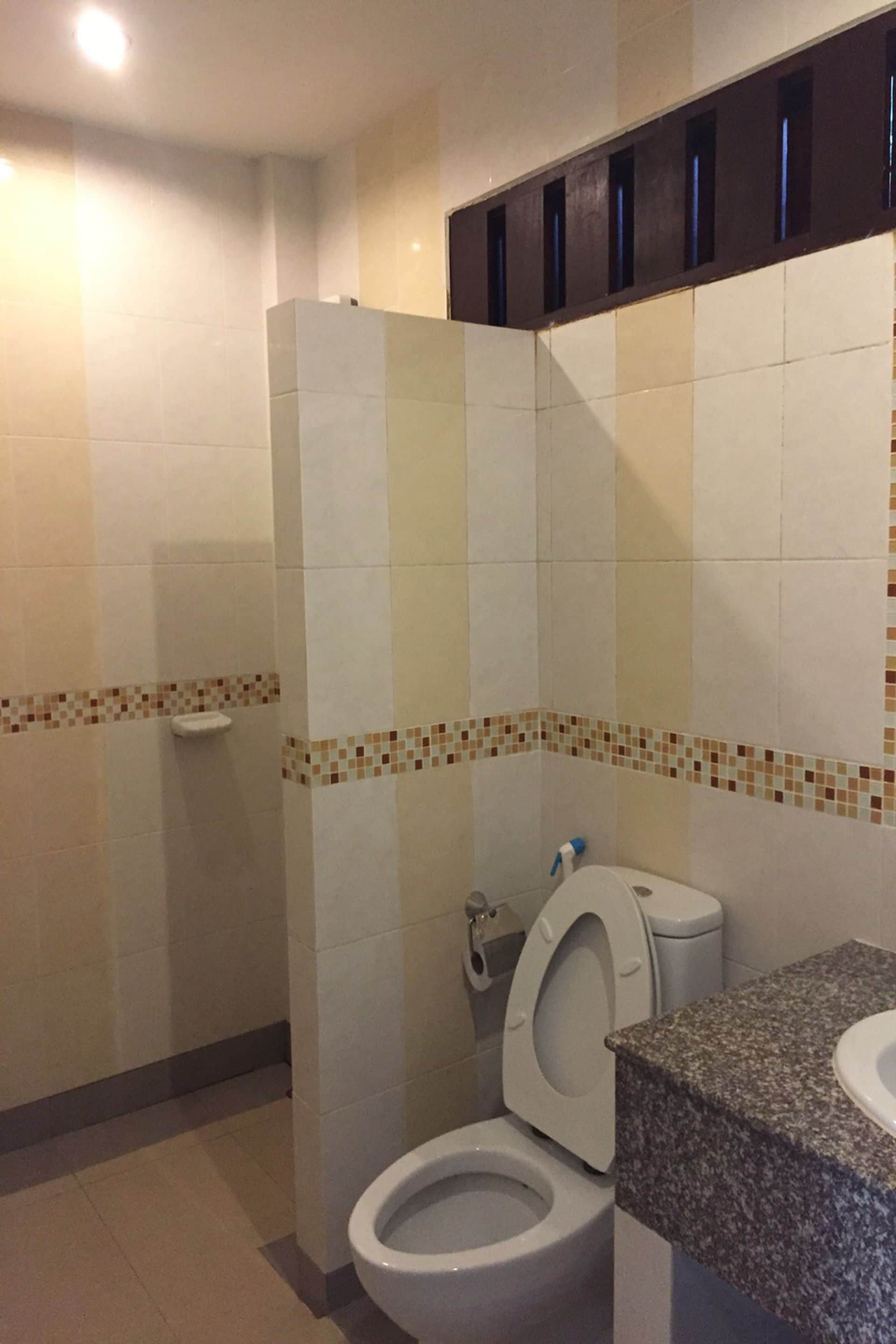 Un bany amb vàter, plat de dutxa i un lavabo.