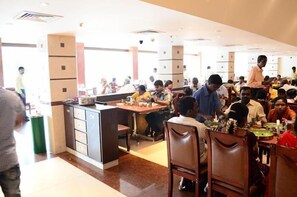 2 restaurants, breakfast, lunch, dinner served; international cuisine