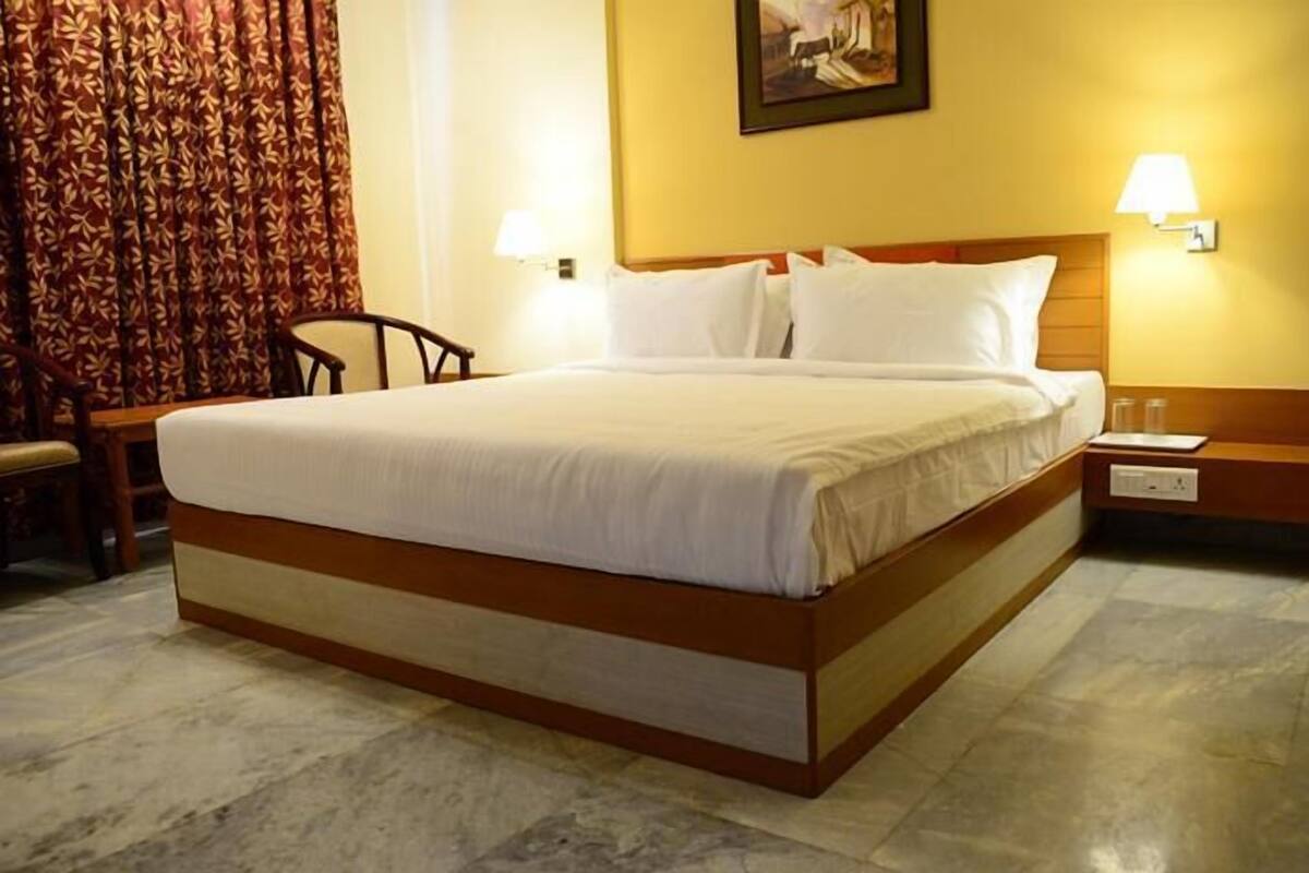 Down duvets, in-room safe, desk, blackout curtains