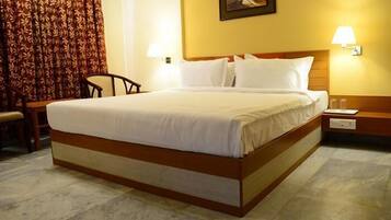 Edredón, caja de seguridad en la habitación y escritorio