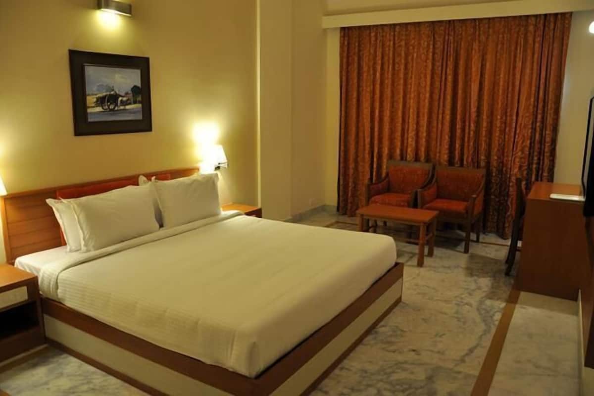 Deluxe Room | Down duvets, in-room safe, desk, blackout curtains