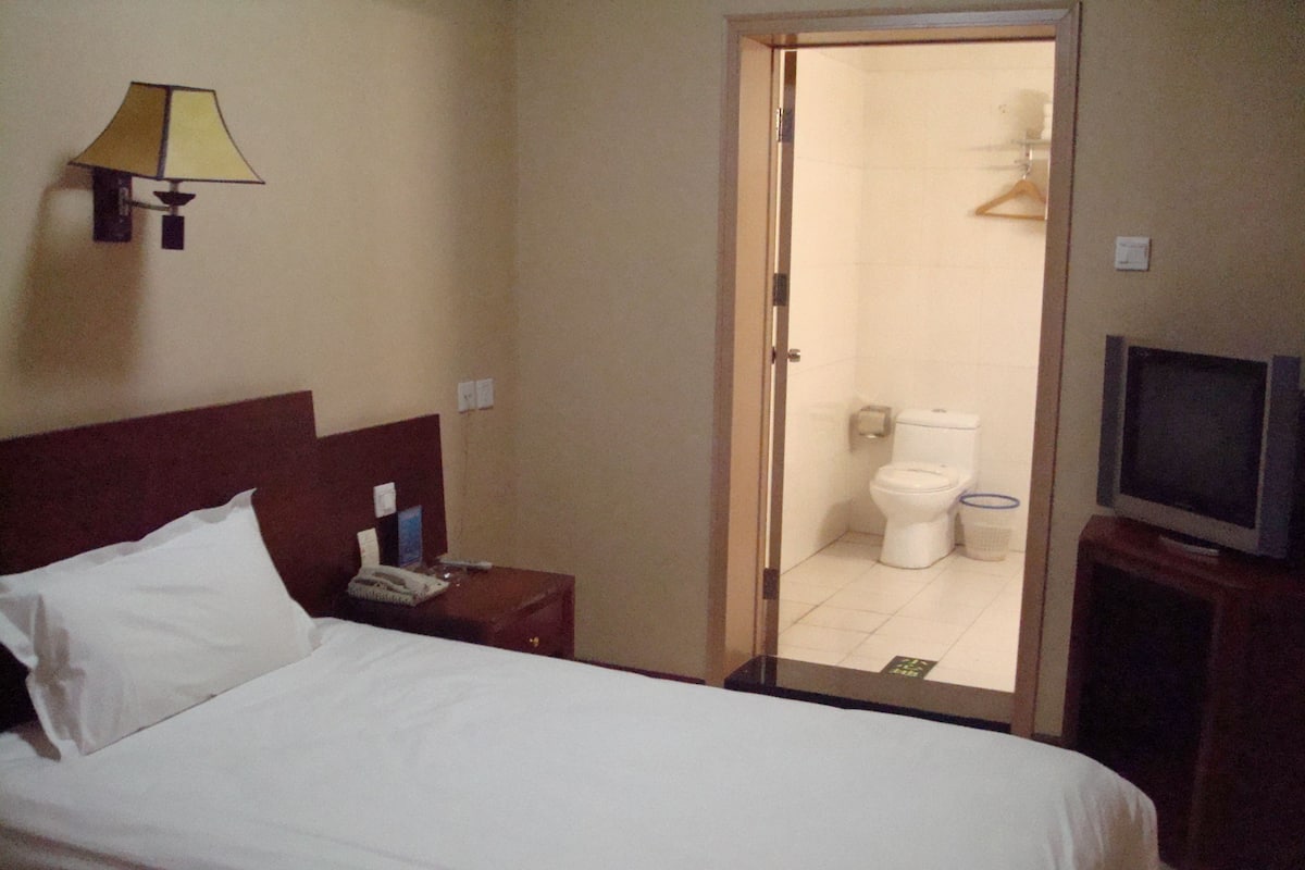 Economy-Zimmer, 1 Einzelbett | Pillowtop-Betten, Schreibtisch, Zustellbetten, kostenloses WLAN