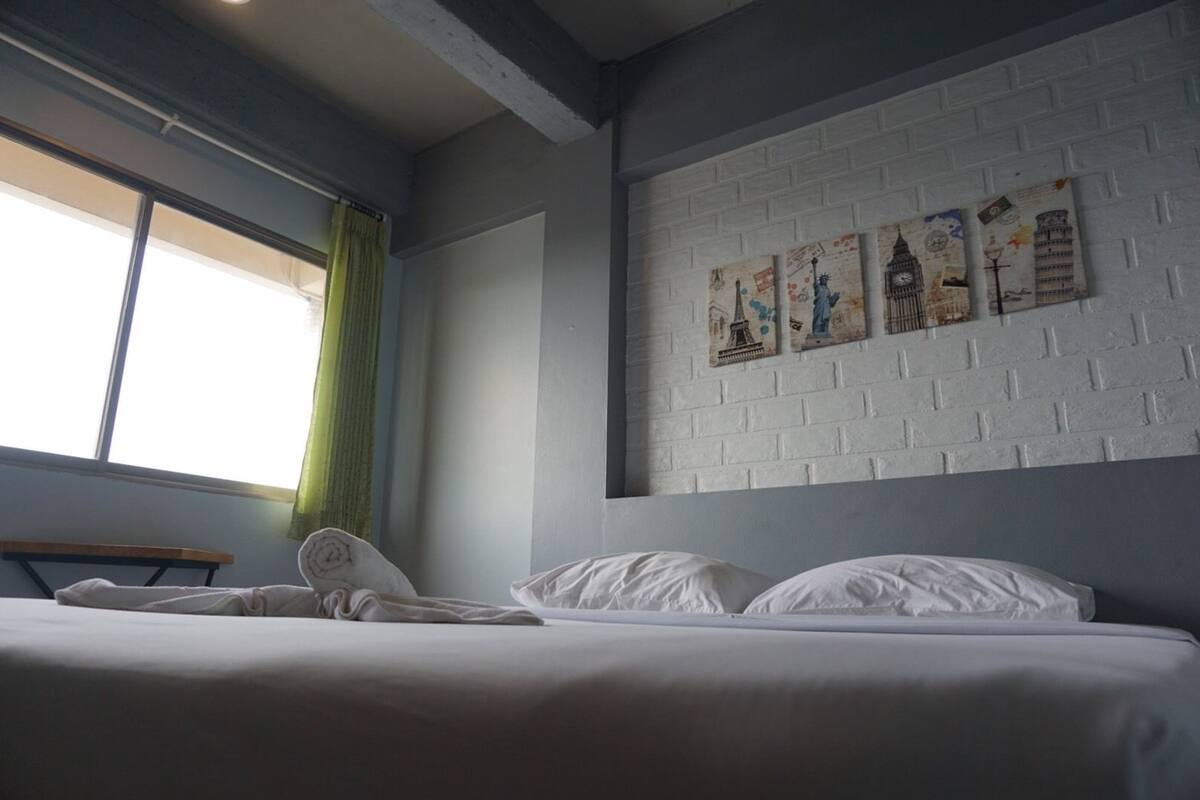 ห้องอีโคโนมี | เตียงพร้อมฟูกเสริมที่นอน, ตู้นิรภัยในห้องพัก, โต๊ะทำงาน