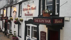 Das Elph Stone Hotel & Restaurant mit einem Schild für die Elph Bar.