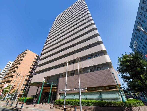 A tall, modern hotel with a distinctive curved facade and multiple balconies. - Kobe Sannomiya Union Hotel (Kobe)