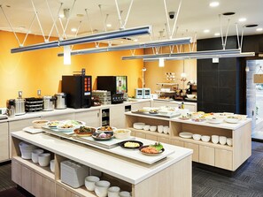 Se ofrece un desayuno bufé todos los días (1600 JPY por persona)