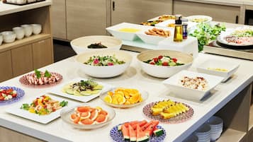Daily buffet breakfast (JPY 1600 per person)