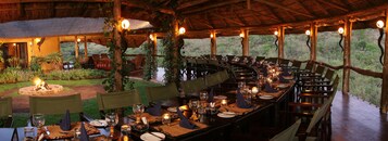 3 restaurantes; se sirve desayuno y cena