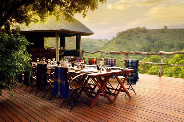 3 restaurants, breakfast, dinner served; international cuisine - Lalibela Game Reserve (Grahamstown)