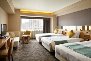 Cubrecamas, caja de seguridad en la habitación y escritorio 