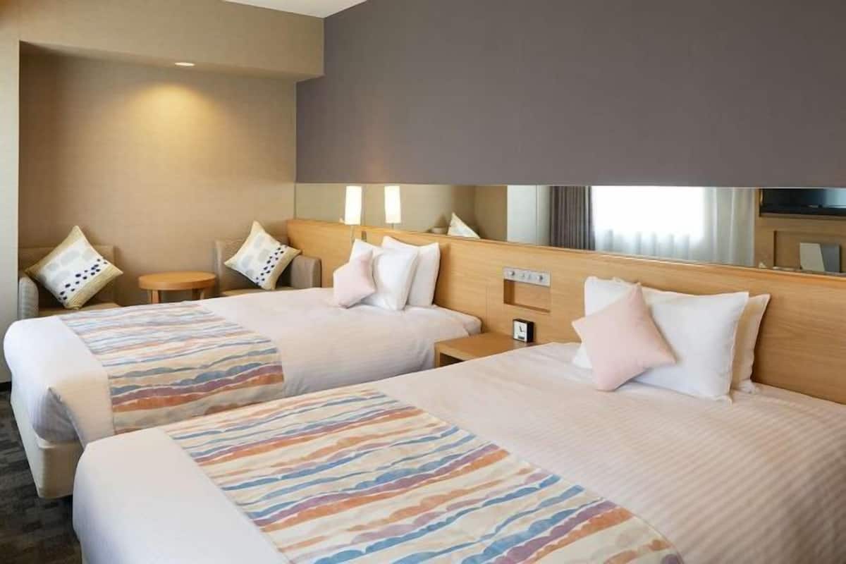 Down comforters, in-room safe, desk, blackout drapes