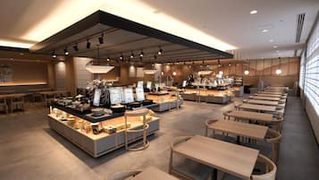 Um restaurante moderno com várias áreas de refeição, mobiliário de madeira e diversos displays de comida.