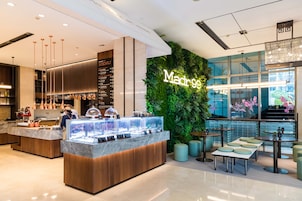 5 restaurants, breakfast, lunch, dinner served; Japanese cuisine