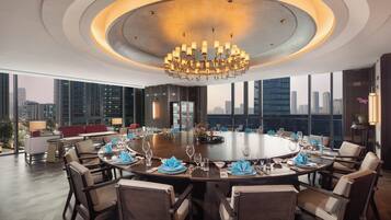 5 restaurants; breakfast, lunch and dinner served