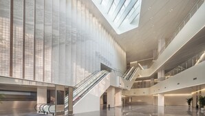 A spacious atrium with a high ceiling, multiple levels, and a central escalator. - Pan Pacific Ningbo (Ningbo)