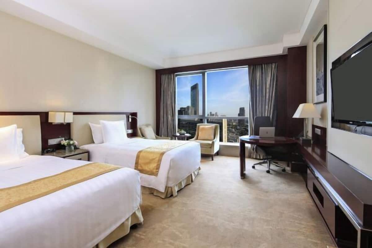 Premium bedding, in-room safe, desk, blackout drapes