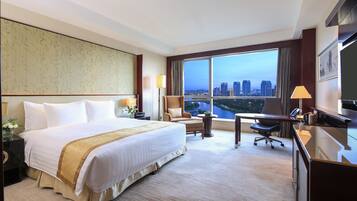 Premium bedding, in-room safe, desk, blackout drapes