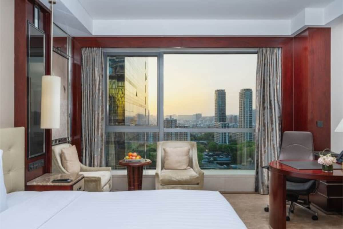 Premium bedding, in-room safe, desk, blackout drapes