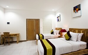 Deluxe Room | Minibar, in-room safe, desk, iron/ironing board