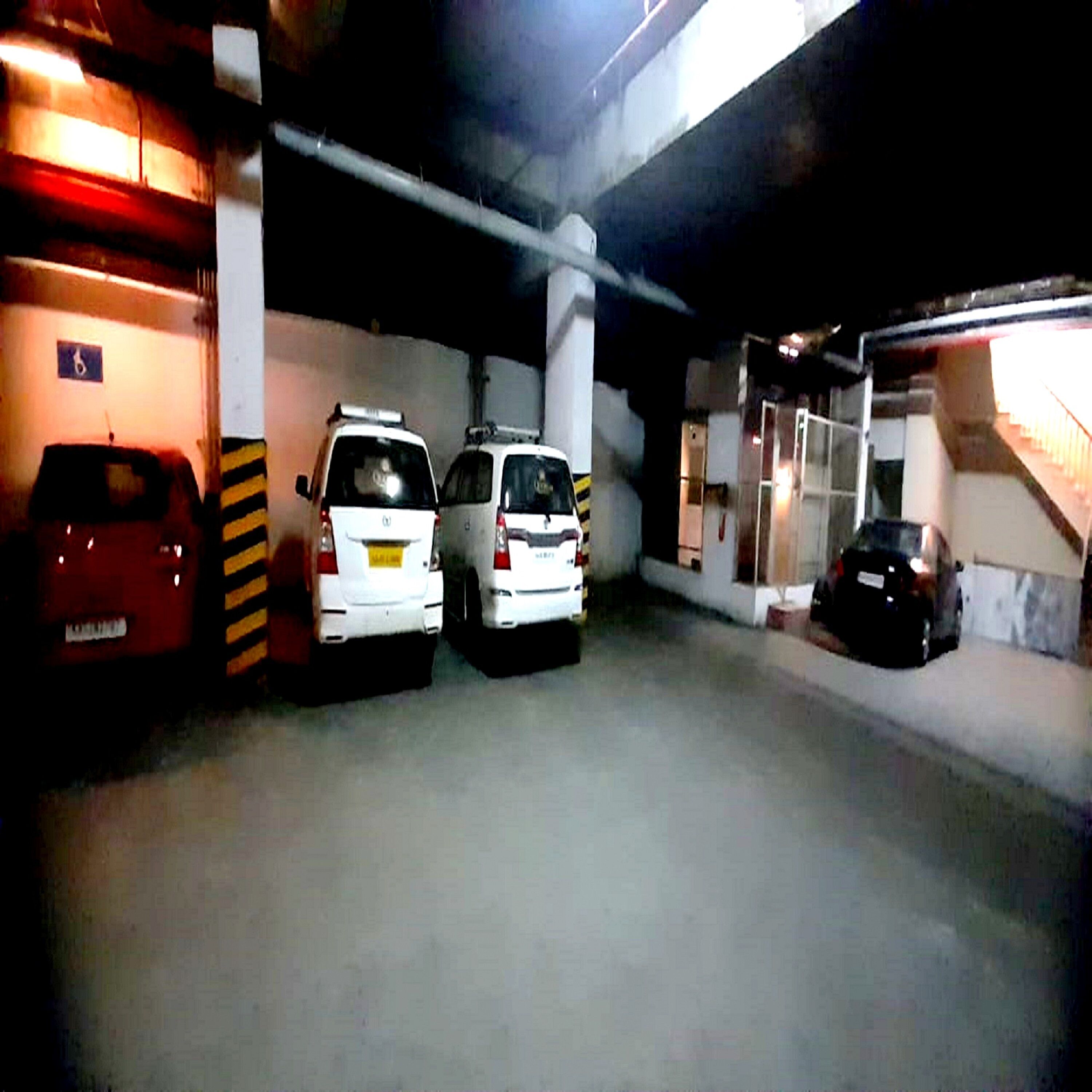 Eine Parkgarage mit mehreren Autos in dafür vorgesehenen Stellplätzen.