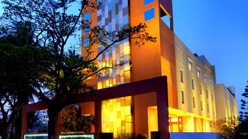 Vista frontal de la propiedad por la tarde o noche