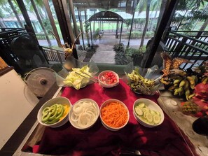 Morgunverðarhlaðborð daglega (350 THB á mann)