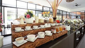 Un buffet proposant une variété de plats et de boissons.