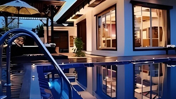 Un bâtiment moderne doté de grandes fenêtres et dont l’intérieur est visible de l’extérieur.