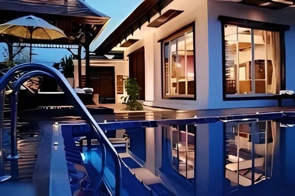 Útilaug, sólhlífar, sólstólar