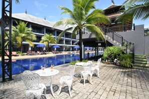 Outdoor pool, pool umbrellas, pool loungers - Ramada by Wyndham Aonang Krabi (Krabi)