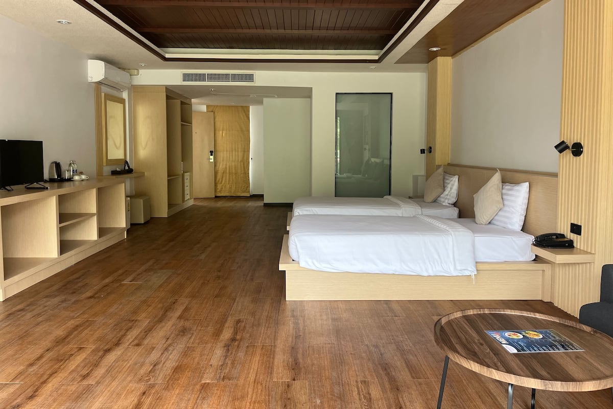 Habitación Deluxe | Ropa de cama de alta calidad, minibar, caja fuerte y escritorio